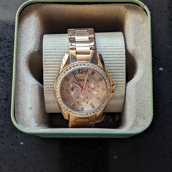 Rose Gold Fossil Watch - Picture 3 of 6